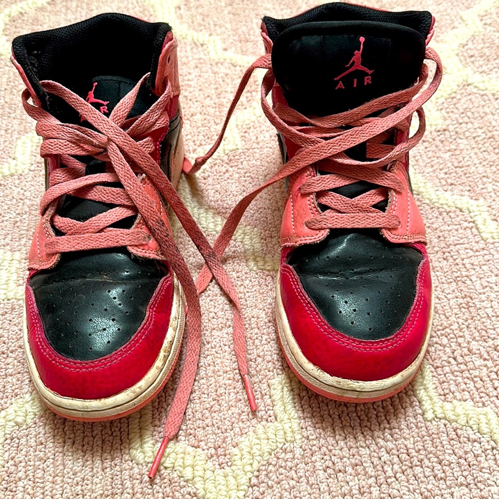 Air Jordan pink black girls size 4.5 Y hightop